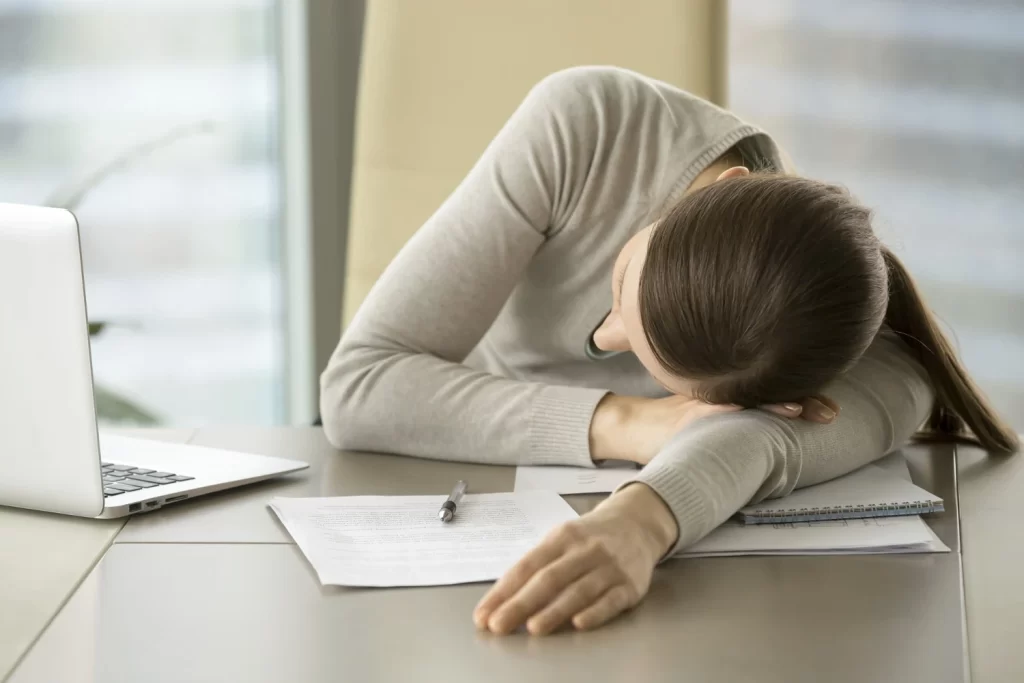 Proč jste často unaveni? Zvažte tyto obvyklé příčiny přetrvávající únavy.